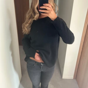 Svart kashmir tröja - Bra skick, lite nopprig på armarna❤️Köpt för 1500kr!