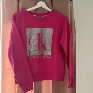 Rosa CK sweatshirt - Fin rosa sweatshirt från CK. Varsamt använd. Storlek xs. Köpt i fysisk butik