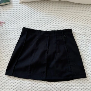 Svart kortkjol❤️ - Säljer denna svarta kortkjolen som är i ”kostymbyxor material” Den är längre från början men klippt och sydd kortare❤️ Den är i bra och fint skick💞 Skriv vid fler bilder eller frågor ❤️ 