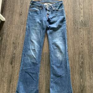 Superfina Lågmidjade bootcut jeans ifrån levis, i superfint skick! Storlek 29/34! Köparen står för alla fraktkostnader! Om du är intresserad, tveka inte på att höra av dig! Priset går att diskutera!