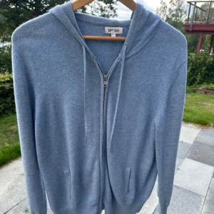 Soft goat Kashmir zip - Säljer nu denna soft goat Kashmir zip då den inte används längre. Den är i storlek L och retail ligger på 2700 men denna färg säljs inte längre. Den är i bra skick och har endast en liten defekt se sista bild. Skriv vid minsta fundering. Mvh Liam