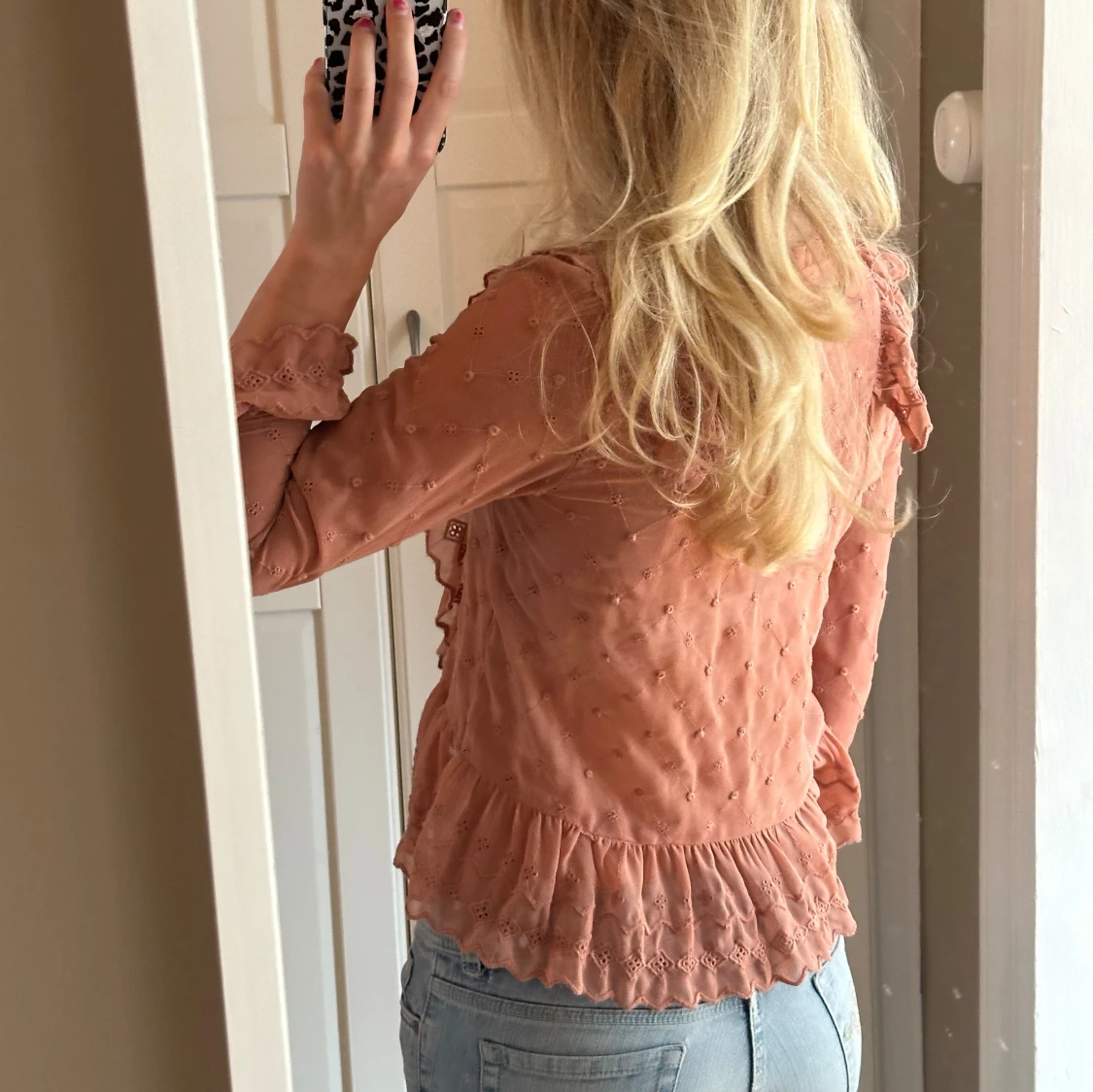 Blus med volanger  - 90