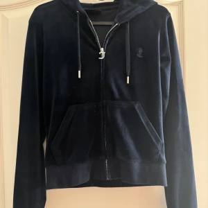 Juicy Couture tröja  - Night sky Juicy Couture tröja i XS. Säljer pågrund av att den ej används längre. Fint skick. använd fåtal gånger. Köpt för 1300kr säljer för 600kr. Köpare står för frakt