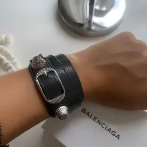 Super fint Balenciaga armband i ett jätte bra skick! Orginallåda, dustbag och äktehetsbevis medföljer❤️‍🔥