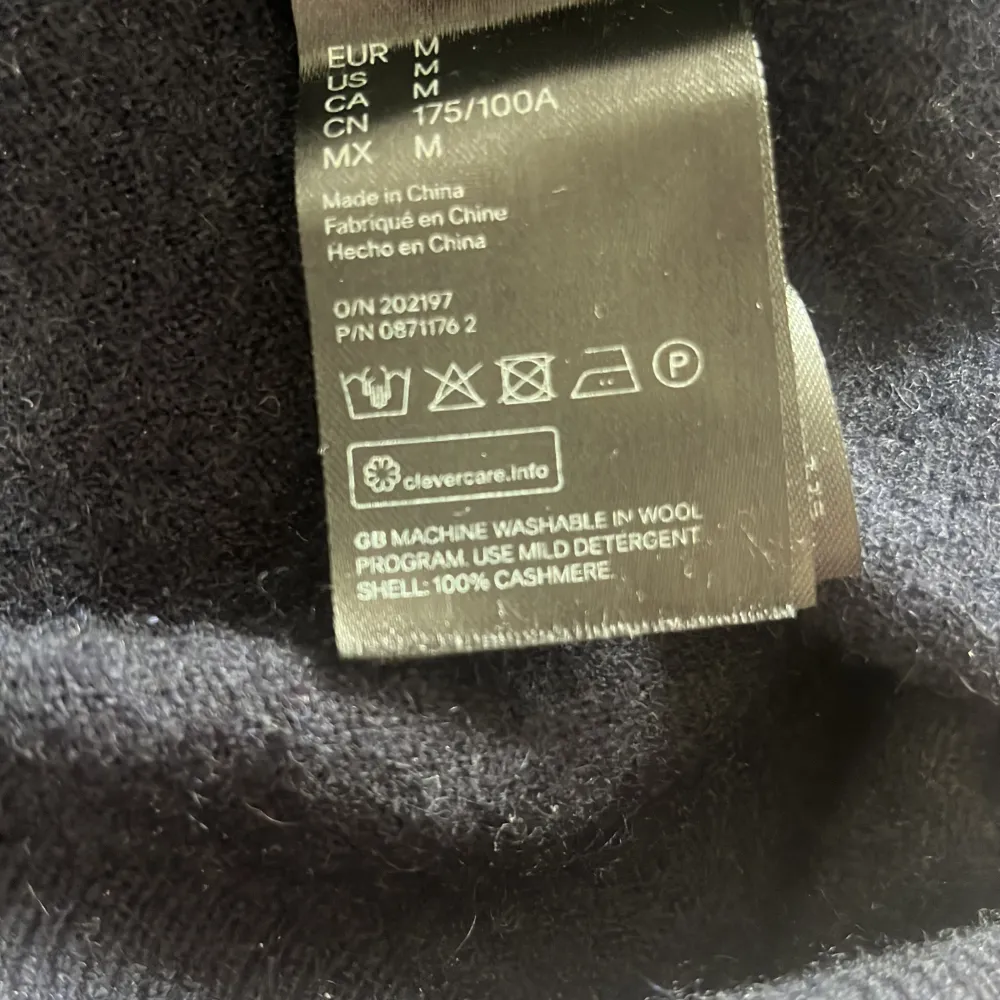 Sjukt snygg 100% Kashmir tröja från H&M i storlek M. Super skön och mjuk. Tröjor & Koftor.