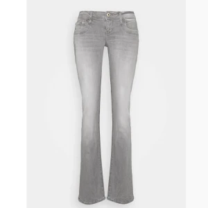 Grå LTB jeans - Säljer mina populära ltb valerie jeans i storlek 27/30🩷 Kan även tänkas byta mot 27/32