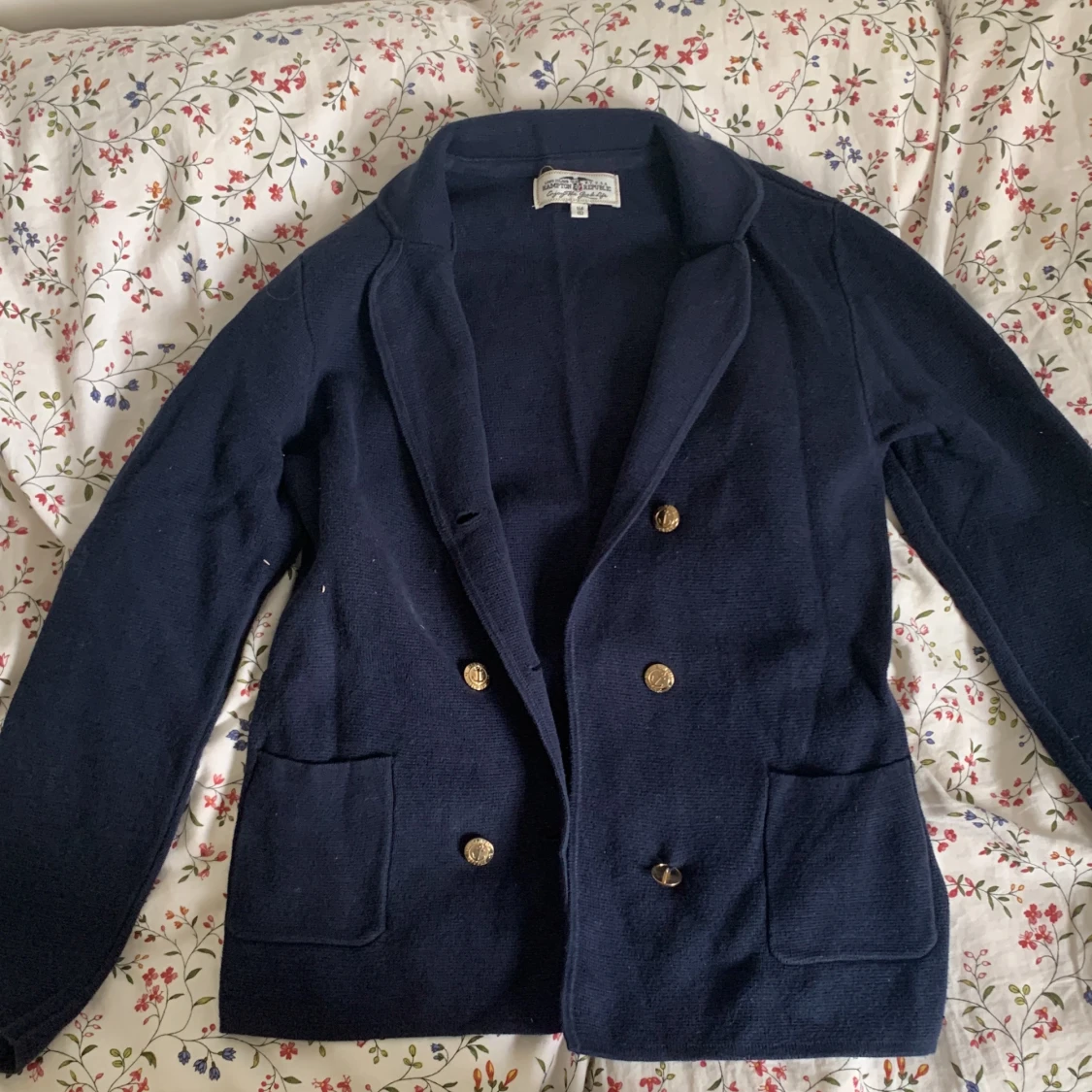 Marinblå vår/höst kappa med guldfärgade knappar