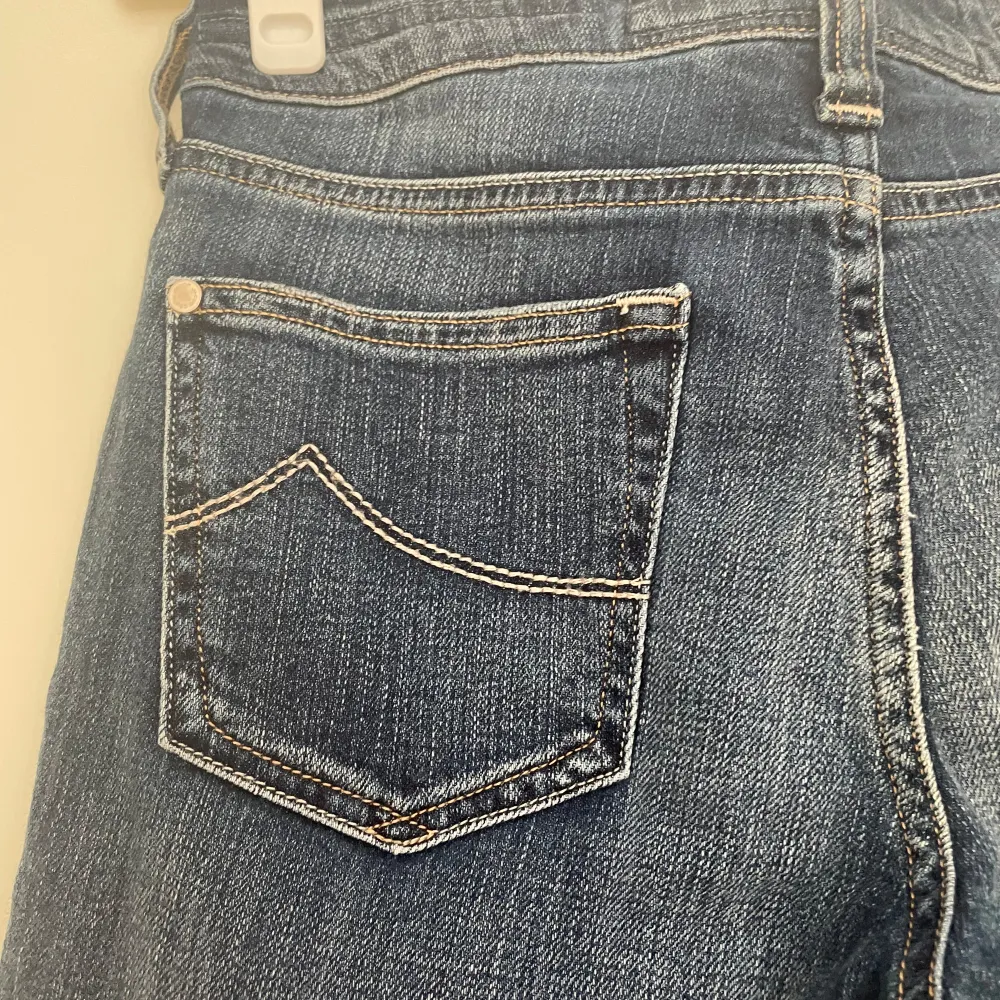 Tjena säljer ett par Jacob cohén jeans, nypris cirka 6299kr. Helt oanvända och alla tags finns kvar. Nyskick alltså. Skriv till mig vid funderingar och bilder. ☺️äkta såklart. Kan gå ner lite i pris vid smidig affär.Dem är boot cut, sitter som w26 L30. Jeans & Byxor.