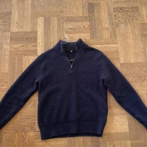 Blå halv zip - Säljer nu denna marin blåa halv zippen  från uniqlo för 199kr, Skick 7/10 är lite nopprig men annars i fint skick, Storlek XS men skulle säga att den passar S. Hör av dig om fler frågor! Hör av dig för fler frågor!