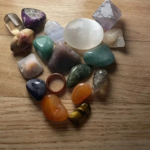 Samling av olika stenar och kristaller - En samling av olika stenar och kristaller i varierande färger och former. Samlingen inkluderar bland annat ametist, rosenkvarts, tigeröga och andra polerade kristaller 😊