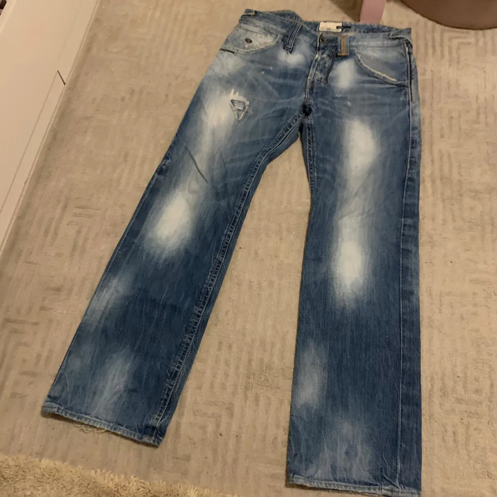 Regular jeans med unik wash. Jeans & Byxor.