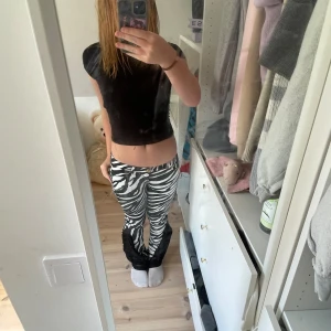 zebra jeans - säjer dessa as snygga lågmidjade bootcut zebra jeans. aldrig använt bara testat. köpta på plick och har sytts om. pris kan sänkas 💕