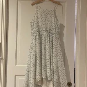 En Superfin klänning - Den är Blommig. Storlek 152 från H&M bra skick 