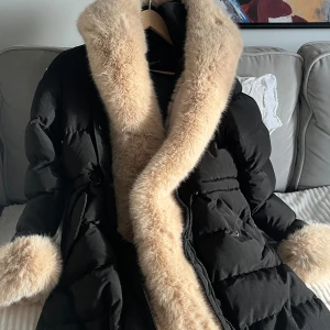 Caperosse jacka  - Vinterjacka med avtagbar päls . Storlek M (36- 38). Säljes pga för liten . Passar båda S och M. Bra  skick 