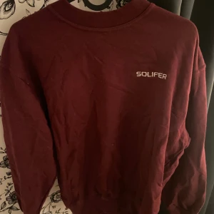 Vinröd tröja från Solifer - Säljer en snygg vinröd tröja från Solifer. Den är perfekt för höst och vinter med sin varma och sköna känsla. Tröjan har långa ärmar och en normal passform. Den är i bra skick och redo för en ny ägare!