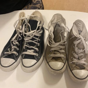 2 par Converse stl. 36 - 2 par välanvända Converse, men ändå i gott skick.  Färg: ett par svarta och ett par gråa.  Stl. 36 på båda.   Säljer helst båda för 350 kr.  Annars 200kr / par om du önskar köpa endast ett par. 