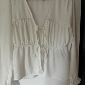 AWARE topp/blus från Vero Moda - Superfin AWARE topp/blus från Vero Moda. Endast använd en gång och är som ny. Säljes då den inte kommer till användning. 🌟