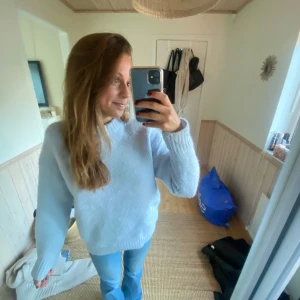 Blå stickad tröja!❤️ - Blå stickad tröja från zara!!❤️Deb är i fint skick!