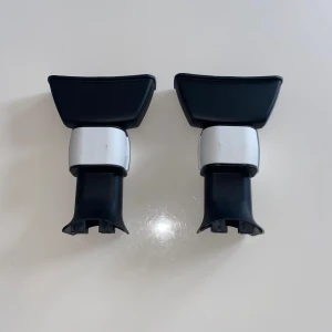 Bugaboo adapter till bilbarnstol - Som nya! Passar Cameleon vagnen och kompatibel med Britax Römer bilbarnstol. Mycket bra skick!👌  Passar även Britax Römer Baby-Safe Plus II®, Britax Römer Baby-Safe Plus SHR II®  Kan hämtas i Upplands Väsby eller fraktas. Pris kan diskuteras.