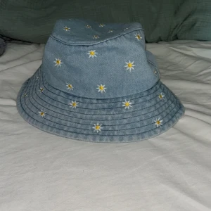 Jeans bucket hat - Oanvänd och har bara testad en gång! Original priset är 60 kr!