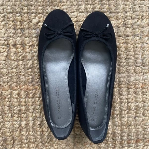 Ballerinaskor - Jättefina ballerinaskor i svart, säljer eftersom de är för stora för mig💕