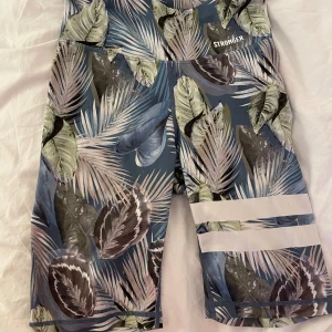 Tränings shorts  - Stronger shorts som är i väldigt bra skick storlek s men passar också xs
