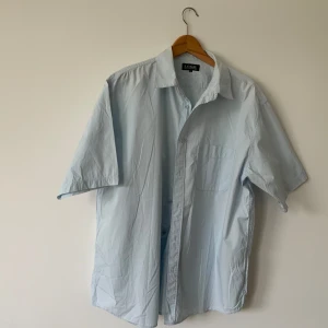 Skjortor olika märken  - 1- L.o.g.g storlek L 2- Est West storlek L 3-  Est West storlek m 4-The Shirt Factorg storlek 38