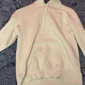 Vit hoodie - Säljer denna vita hoodie från monki i stl xs! Har blå små fläckar på ena ärmen men som knappt syns! Säljer för 190kr!