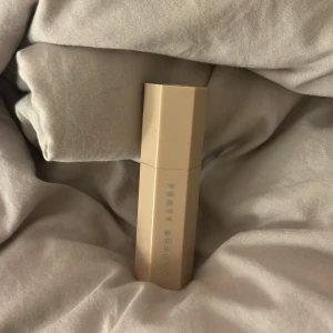 Fenty Brauty countour stick - Den är väldigt bra o pigmenterad vilket gör att den mängd som är kvar kommer hålla länge! Säljer pga hittat andra som gjorde att jag la den åt sidan.