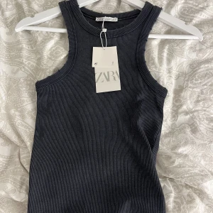 Zara Topp - Topp från zara, aldrig använd och lapp finns kvar.