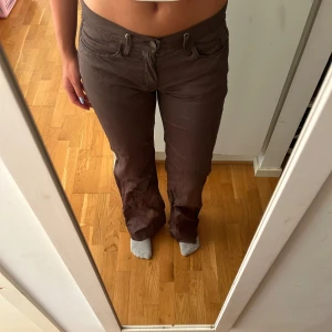 Byxor från Mexx - Byxor från Mexx i mycket bra skick. Passar mig bra som har storlek S/M i byxor. Passar även bra i längden på mig som är 175. Köparen står för frakten 💕💕