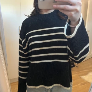 Stickad tröja  - Randig stickad tröja från Gina Tricot, använd fåtal gånger. Köpare står för frakt.