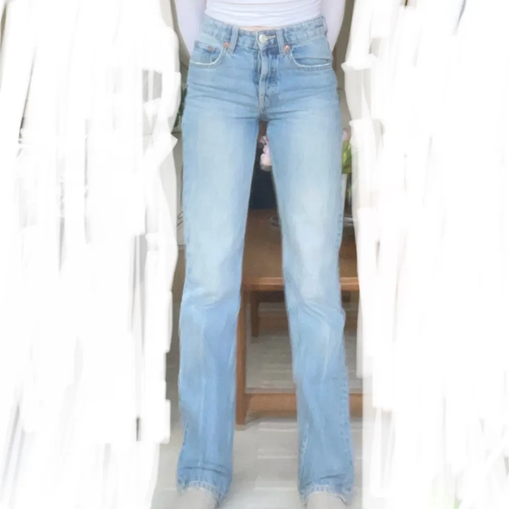 Midwaist straightleg zara jeans. Midja rakt över 30 cm och innerbenslängd 79 cm. Jeansen slutar 1 cm under naveln på mig. . Jeans & Byxor.
