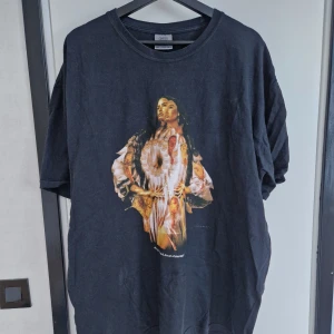 Demi Lovato merch - Storlek: XXL Märke: Demi Lovato Anmärkningar: Någon fläck kring halsen - ej behandlad.  Demi Lovato - Dancing with the devil, the art of starting over. Officiell merch, inköpt från hennes online shop. Använd några gånger.