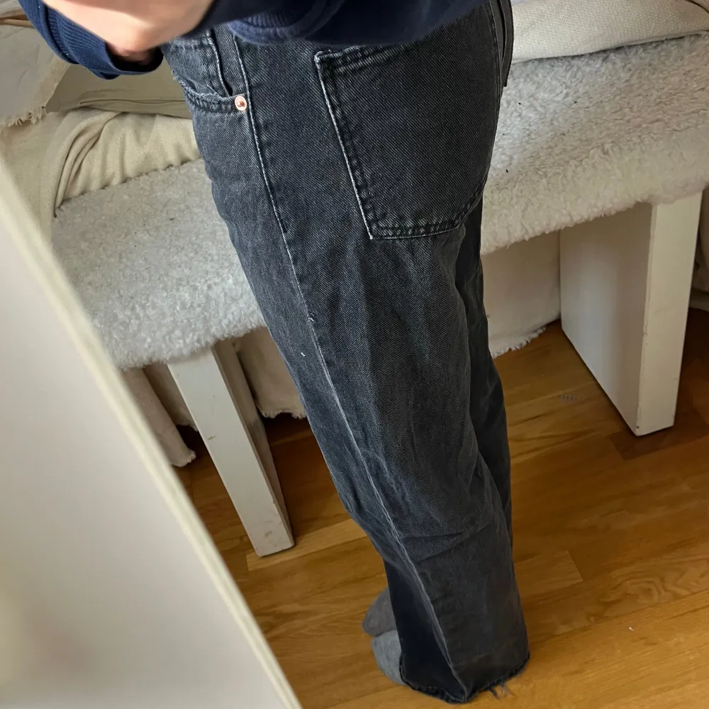 Fina jeans i bra skick. Köpta för nått år sedan och säljer pga blivit blivit för små och bytt stil. Jättefina. . Jeans & Byxor.