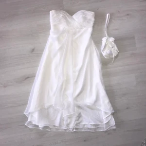 Fest/brudklänning  - Fest/brudklänning med liten väska till, använd en gång. 