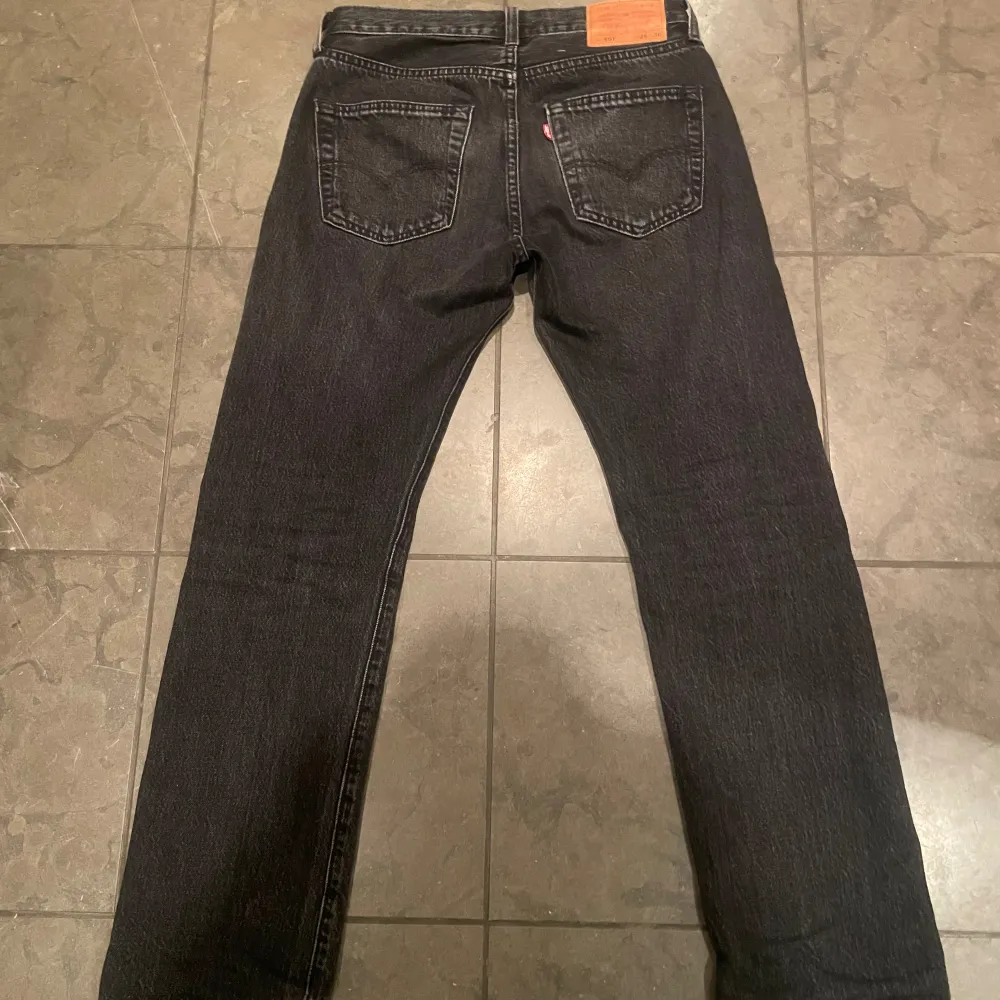 Säljer dessa snygga Levis 501 jeans i färgen svart och storleken är 28/30, väldigt bra skick. Nypris ca 1000kr mitt pris 299kr. Jeans & Byxor.