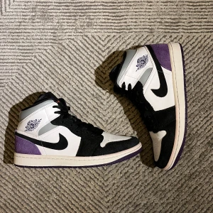 Air Jordan 1 mid SE - Säljer mina äkta verifierade jordans som är i toppskick och ser ut som helt nya. Det enda är att vid topparna har de färgats av rosa/lila färg från grunden av skorna men märks knappt av. Kommer med orginalboxen. Skick 10/10. Nypris ungefär 2600kr