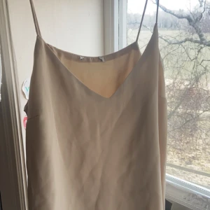 Söt topp - Beige topp med smala axelband🩷 inga defekter- inte använd‼️dubbelt tyglager- inte genomskinlig, vet ej storlek men skulle gissa på S-M