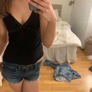 Fest topp - Super gulligt glitter linne vet inte var det är i från då jag har köpt det second hand men i storlek xs/s 💘