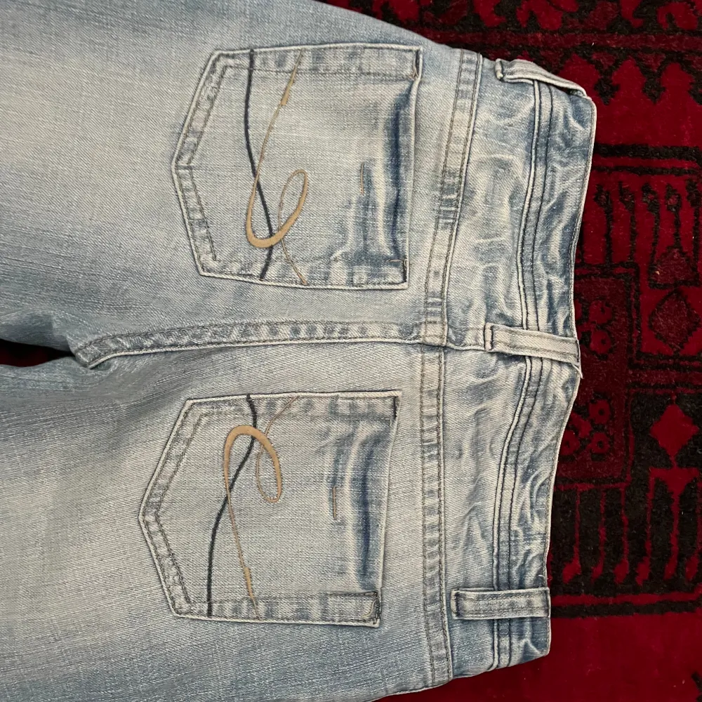 Jätte snygga lågmidjade, bootcut jeans från esprit 💕 de är lite korta på mig som är ca 170cm (har inga bilder med de på) midja 36 tvärs över innerbennslängden ca 76. Jeans & Byxor.