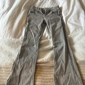 Säljer ett par super fina och trendiga grå low waist bootcut jeans i storlek 140 från Gina TRICOT❤️säljer på grund av att de är för små! Jeansen är använda ett par få tal gånger och är köpta för 399kr. Jeansen sitter sååå fint och är jätte vackra🥰