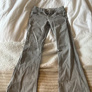 Low waist bootcut jeans❤️‍🔥 - Säljer ett par super fina och trendiga grå low waist bootcut jeans i storlek 140 från Gina TRICOT❤️säljer på grund av att de är för små! Jeansen är använda ett par få tal gånger och är köpta för 399kr. Jeansen sitter sååå fint och är jätte vackra🥰