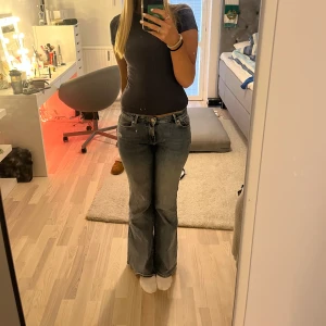 Jeans  - Intressekoll på mina jättesnygga lågmidjade bootcut jeans från Bershka. Sparsamt använda men finns inga defekter. Storlek 36 och passar mig som är 172 perfekt i längden.