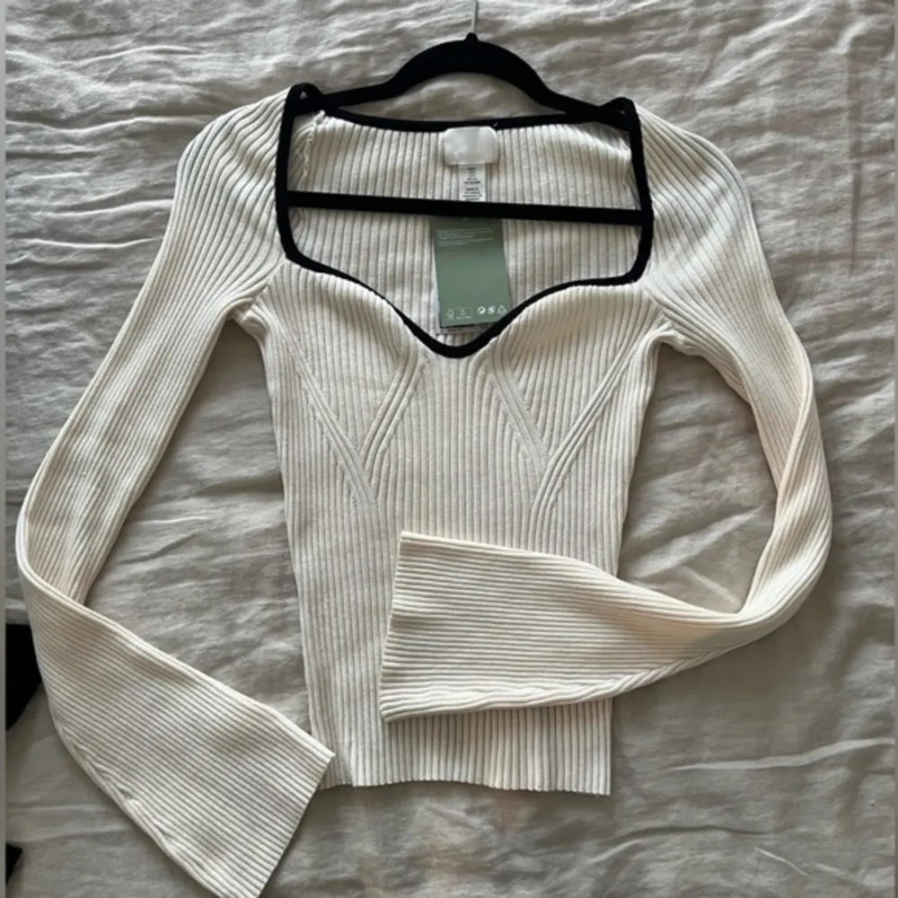 En ribbad vit tröja från H&M. Som nyskick, lappen är ej kvar. Strl S. Stretchigt material, ej stickigt. Tröjor & Koftor.