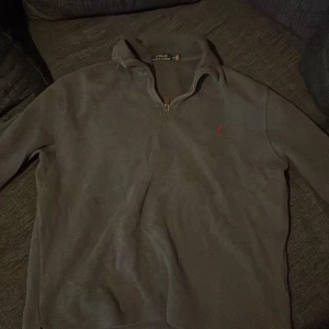 Ralph lauren halv zip - Storlek M säljer på grund av att den inte passar mig. Pris kan diskuteras vid en snabb affär