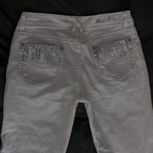 Coola vita jeans perfekt till våren, lite utsvängda. Mått, midja: 79cm innerbenslängd: 80cm Benvidd längst ner: 24cm