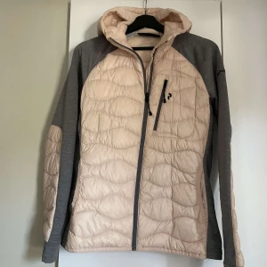 Vårjacka - En perfekt jacka till våren, med resår på sidorna. Säljer den pågrund av att den är för liten. 