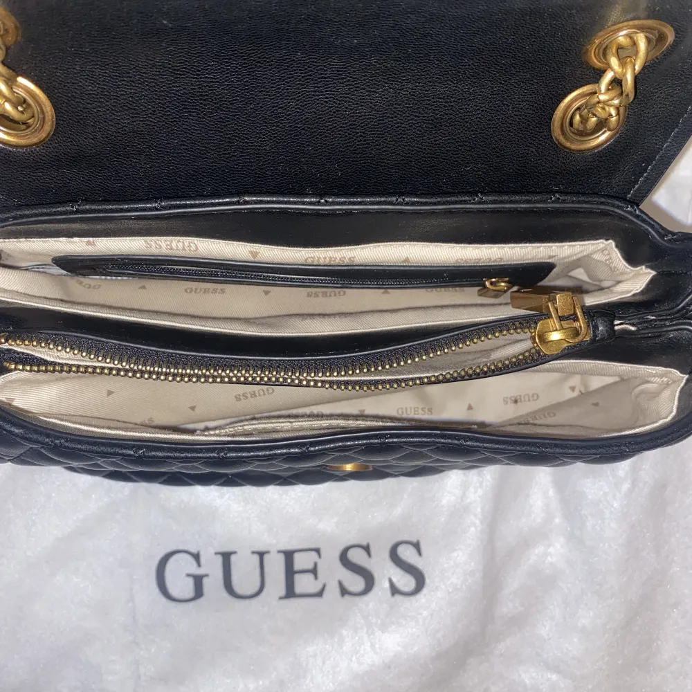 Säljer nu en väldigt vacker handväska från Guess för ett extremt bra pris. Det finns inga alls skador på väskan och den är som ny!  Ordinarie pris: 977kr Vårt pris: 499kr. Väskor.