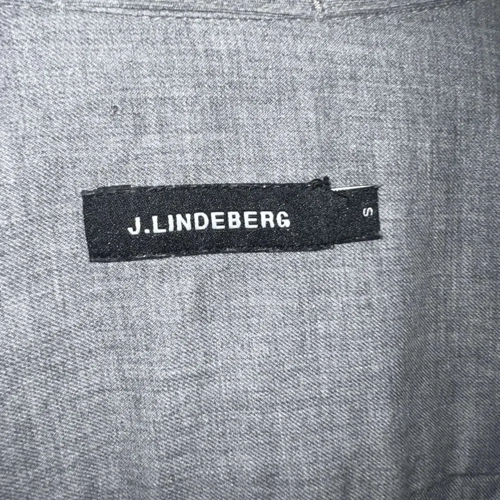 J.Lindeberg Skjorta Modell: Daniel CBU Soft Check Material: 100% Cotton/Bomull Storlek: S (Men passar M bäst). Skjortor.